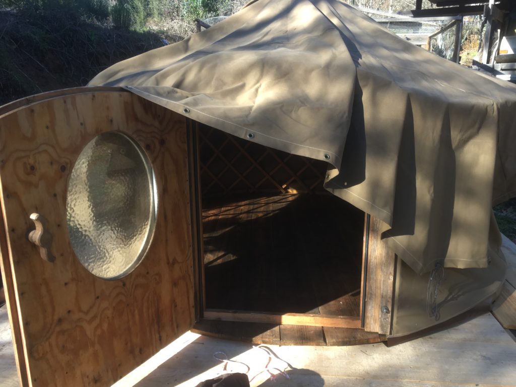 Jurtenaufbau mit freundlichen Beobachtern Jurte