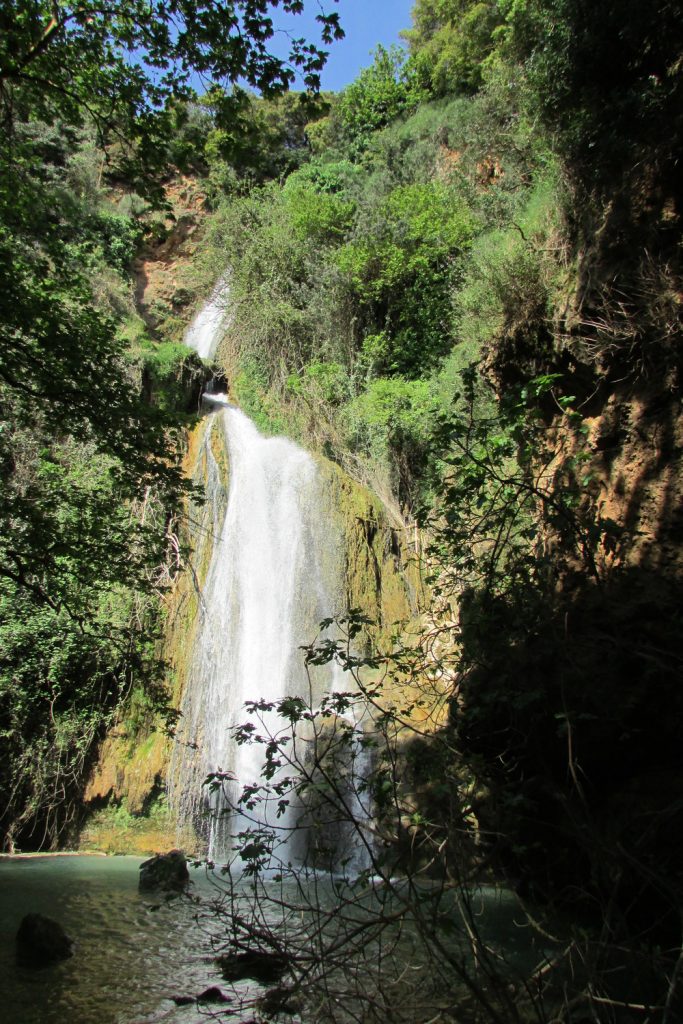Wie sieht es hinter einem Wasserfall aus?